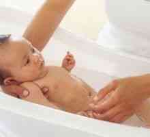 Kako okupati novorođene bebe