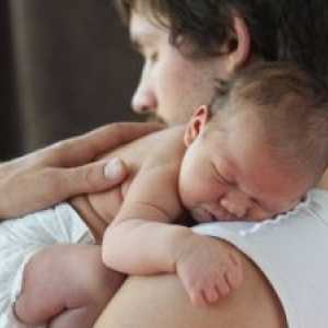 Kako pokupiti, držite i prenijeti novorođenče