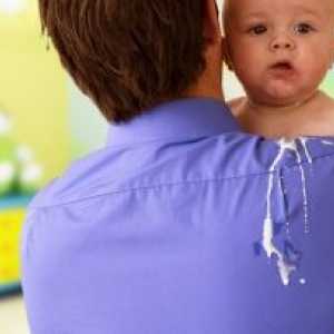 Podrigivati ​​u novorođenčadi, zašto, razloga, plin iz djeteta