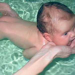 Plivanje kupka za dojenčad. Plivanje dojenčad.