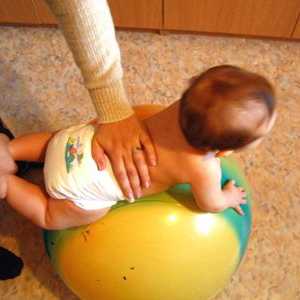 Punjenje na loptu za djecu. Vježbanje na lopti za dojenčad. Fitball za dojenčad korisno i zanimljivo